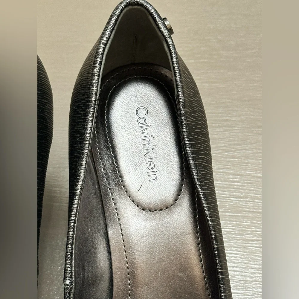 Calvin Klein Wedge Pumps Saxton Metallic Silver Textured Comfort Sole Womens 10M